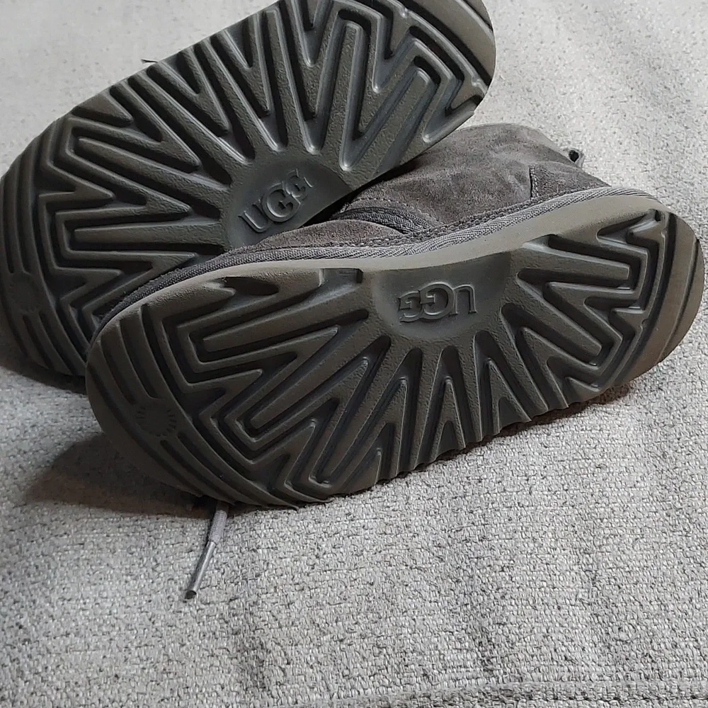 Uggs Neumel 11 Chukka Kids gray boots Sz 1
